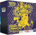 Pokémon Top-Trainer-Box Karmesin & Purpur – Stürmische Funken – originalversiegelt | Chaseforge